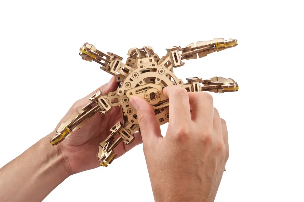 Ugears 3D drevené mechanické puzzle Šesťnohý prieskumník (hexapod)