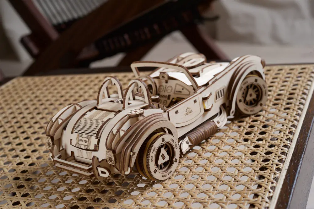 Ugears 3D drevené mechanické puzzle Drift Cobra