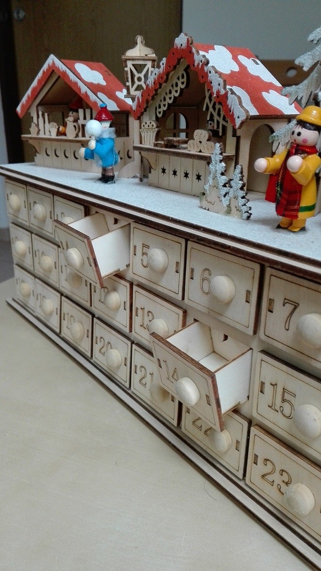 Small Foot Drevený adventný kalendár Vianočné trhy