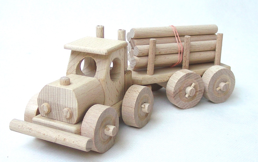 Drevený tirák s drevom