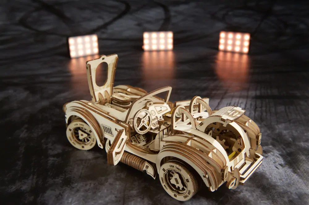 Ugears 3D drevené mechanické puzzle Drift Cobra