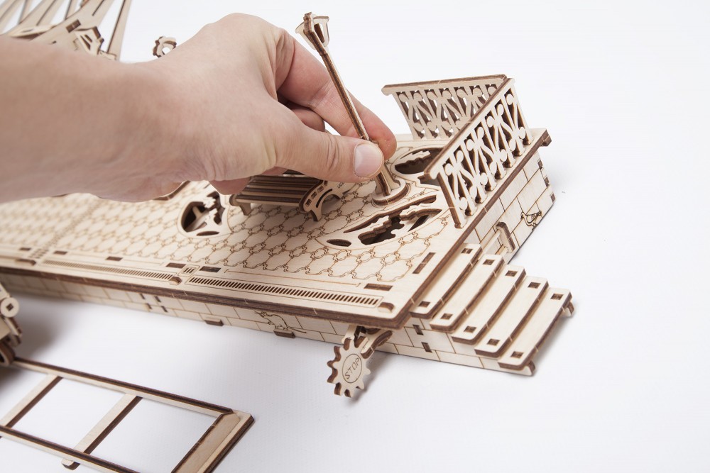 Ugears Drevená stavebnica 3D mechanické Puzzle Vlakové nástupište