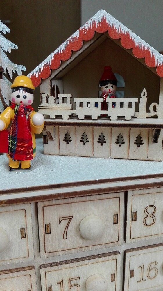 Small Foot Drevený adventný kalendár Vianočné trhy