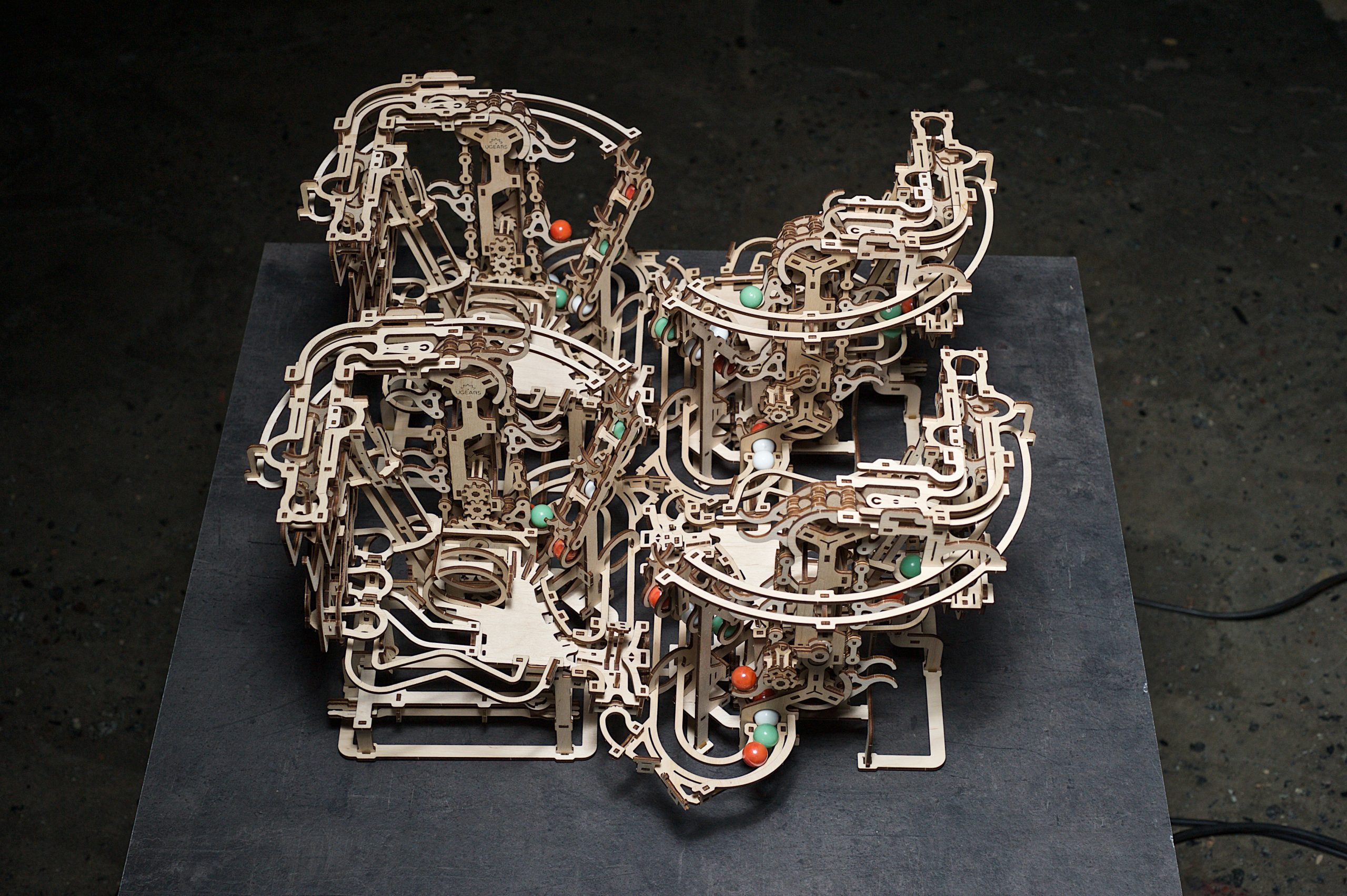 Ugears 3D drevené mechanické puzzle Reťazová guľôčková dráha