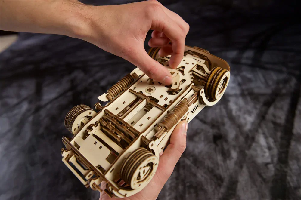 Ugears 3D drevené mechanické puzzle Drift Cobra