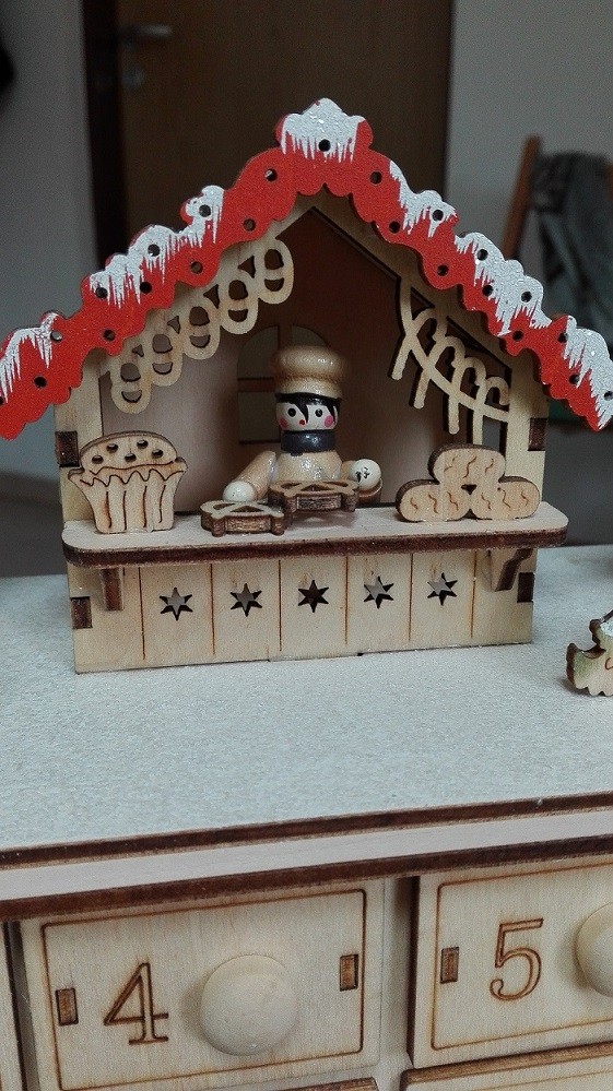 Small Foot Drevený adventný kalendár Vianočné trhy