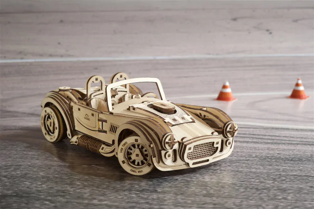Ugears 3D drevené mechanické puzzle Drift Cobra